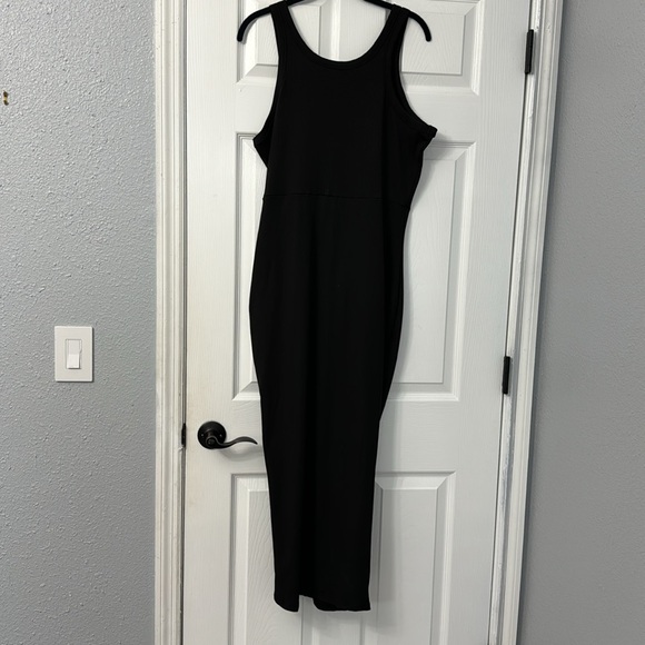 Long black rouched , dress with adjustable tie on front of dress. - Picture 4 of 5